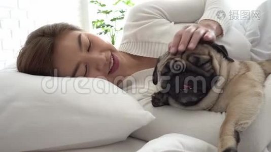 女人在卧室的床上睡狗视频