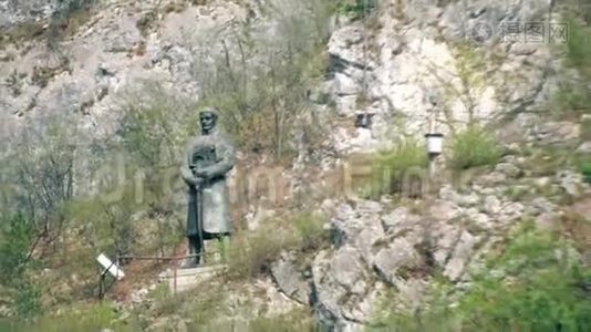 铜像在山上横渡视频