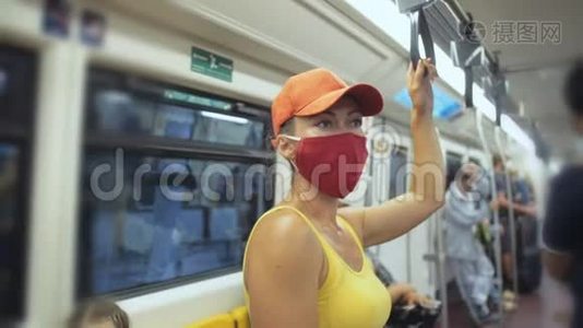 女性旅行白种人乘坐在地面列车上，戴着防护医疗面罩。 空中列车女游客视频