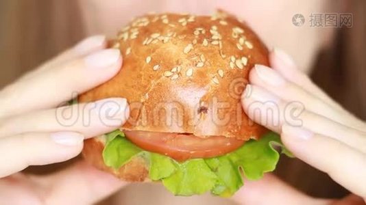 吃素食汉堡的女人嘴特写视频