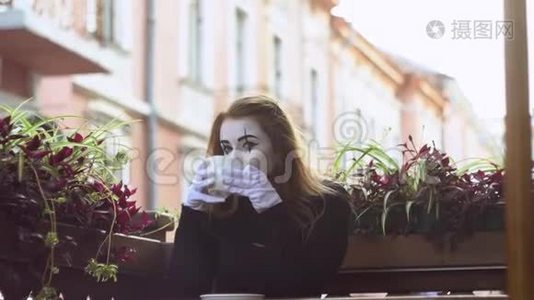 有趣的女油灰在街头咖啡馆喝咖啡视频