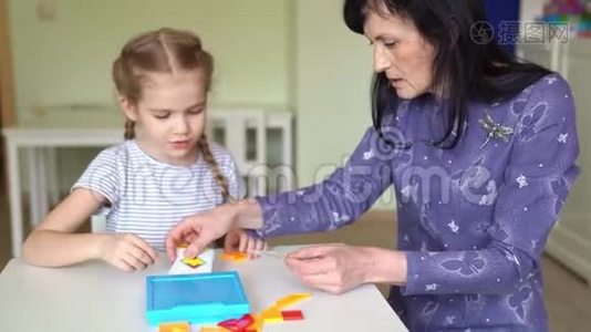 老师和小女孩解决数学难题视频