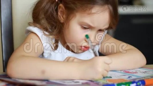 小女孩在桌子上画画。 学前教育、培训、绘图视频