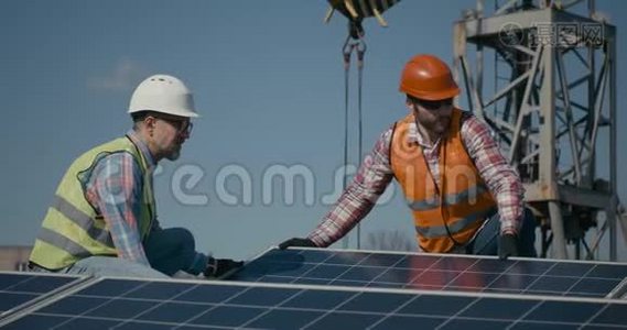 技术人员在阳光下安装太阳能电池板视频