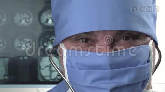 戴防护面罩的微笑阳性医生肖像，显示OK标志手势视频