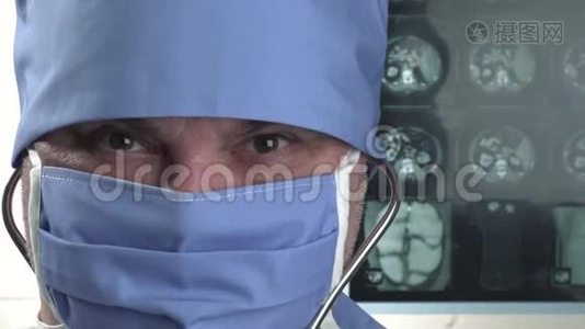戴防护医疗面罩的微笑阳性医生的肖像，显示OK标志手势。视频