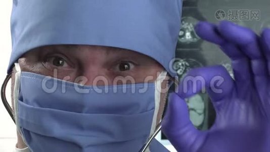 戴防护面罩的微笑阳性医生肖像，显示OK标志手势2视频