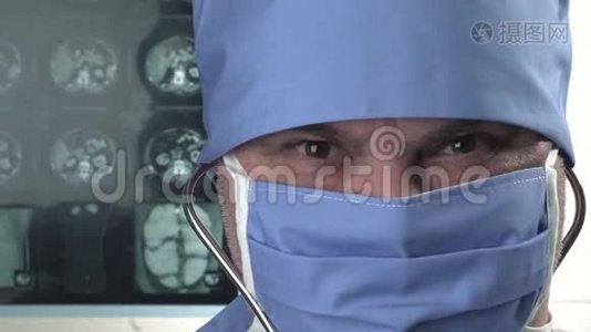 戴防护面罩的微笑阳性医生肖像，显示OK标志手势视频