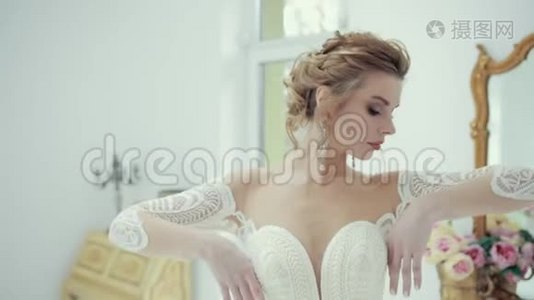 新娘在镜头前摆姿势，举起手，抚摸脖子和肩膀微笑视频