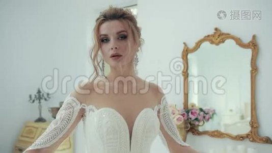 新娘穿着礼服到处跳舞。 在镜框后面放着花束视频