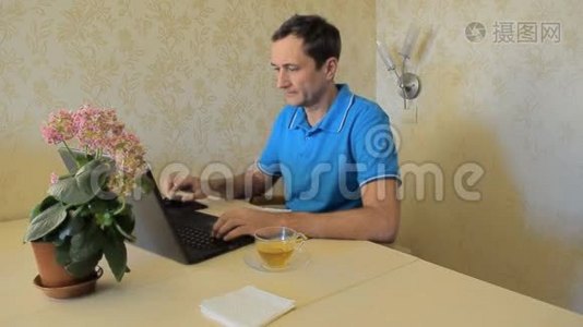 年轻人在家里电脑工作而不离开家。视频