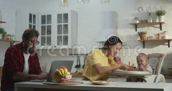 家庭欢乐，有宝宝坐在厨房视频