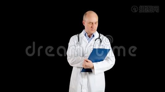 医生在剪贴板上写字，看着黑色背景上的摄像机视频