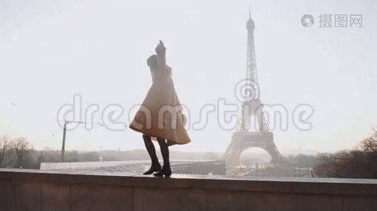 侧观美丽幸福的旅游妇女散步，在浪漫日出时跳舞，埃菲尔铁塔风景在巴黎慢动作。视频