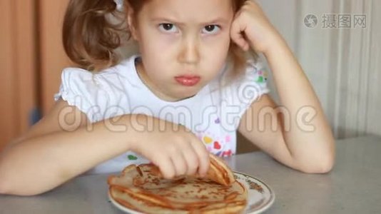 悲伤的女婴肖像，谁不想吃煎饼。 孩子要哭了视频