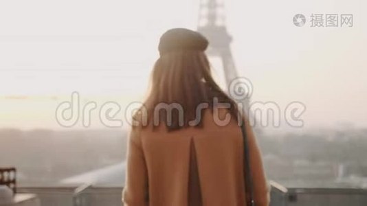 在巴黎特罗卡德罗的日出迷雾笼罩的埃菲尔铁塔上，一位快乐的观光客正慢吞吞地走着。视频