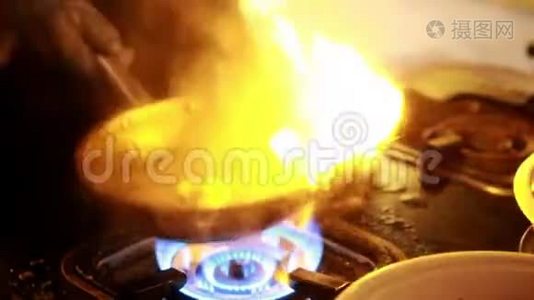 热锅着火做饭视频