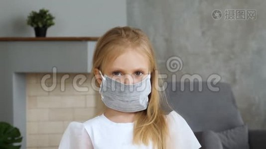 戴着医用口罩的女孩看着摄像机视频
