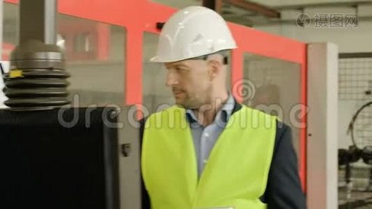 工程师在工厂车间内使用平板电脑视频