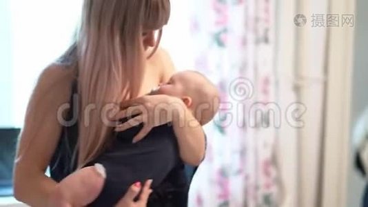 妈妈把熟睡的婴儿抱在家里的手里视频