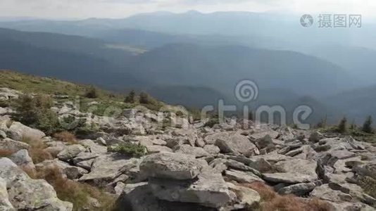 夏日的山景。视频