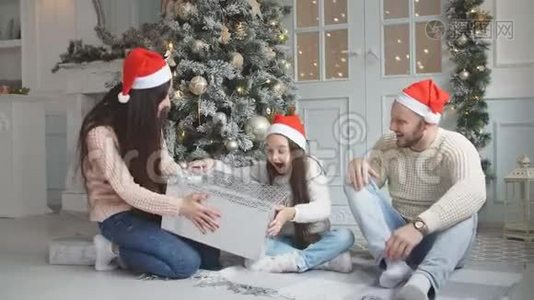 可爱的女孩从父母那里得到圣诞礼物视频