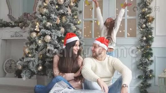 一个幸福的家庭围绕着一棵装饰好的圣诞树的圣诞照片。视频