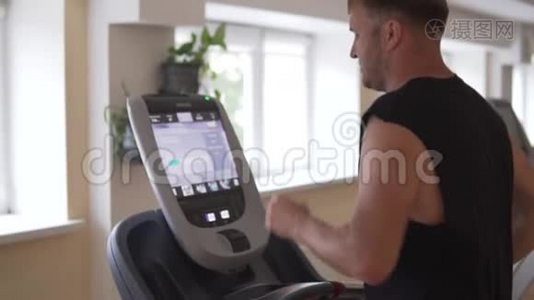 健身房里的人在跑步机上跑步。视频