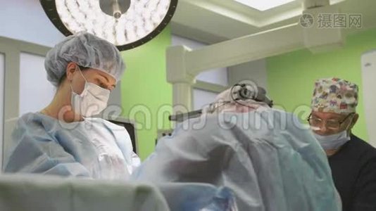 手术期间的手术团队.. 外科医生是一个友好的团队，蓝色现代手术室的专业人士视频