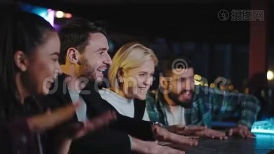 在酒吧里享受晚上的时光，他们开始喝鸡尾酒，感到兴奋，从而团聚视频