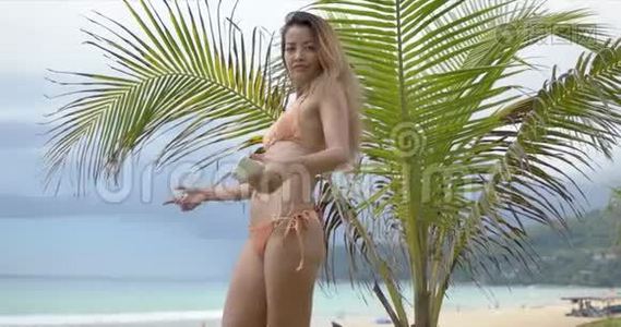 精力充沛的成年女人在海滩上跳舞视频