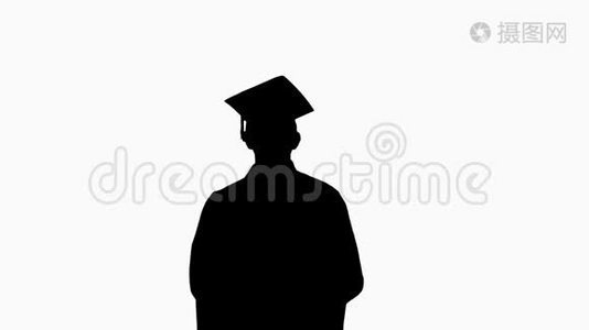 男毕业学生微笑着把帽子扔了过来。视频