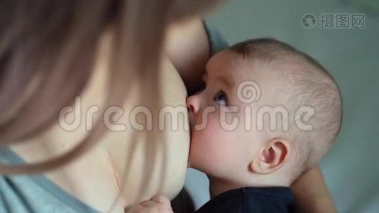 母乳喂养。 孩子吃妈妈的手视频