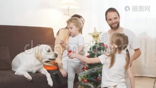 孩子和父母在家装饰圣诞树视频