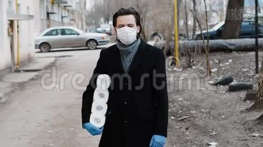 佩戴医用口罩及手套的男子，用手纸卷预防冠状病毒流行视频