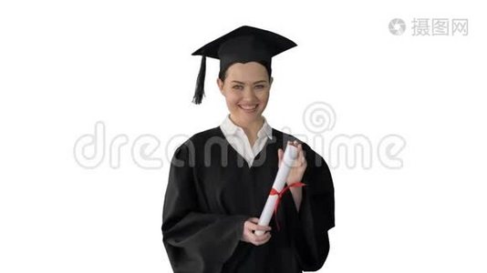 毕业的女人微笑着，在白色的背景下看上去很快乐。视频