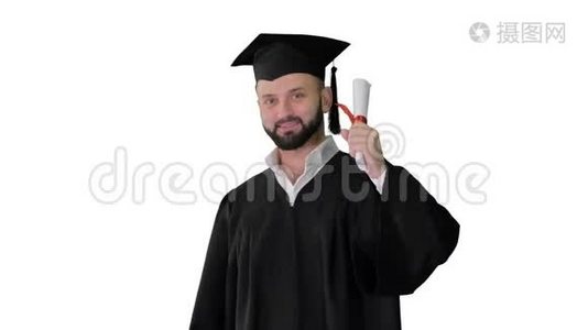 年轻的男性微笑毕业生出现拇指在白色背景。视频