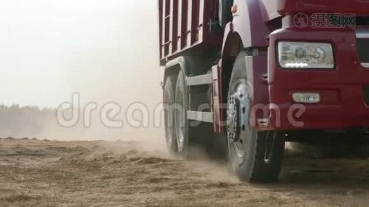 卡车在采石场道路上行驶。 场景。 在农村的黄色土路上行驶的自卸卡车。 大型卡车视频