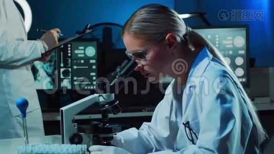在实验室工作的科学家和学生。 医生带教实习生做血液分析研究.. 冠状病毒疫苗视频