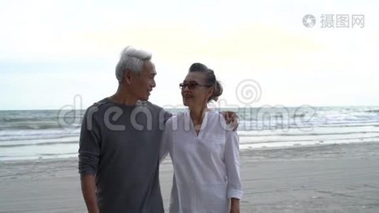 亚洲夫妇年长的老人退休后休息放松散步日落海滩蜜月视频