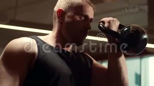 运动英俊的男运动员在健身房用哑铃工作。 强壮健康的健美腹部训练视频