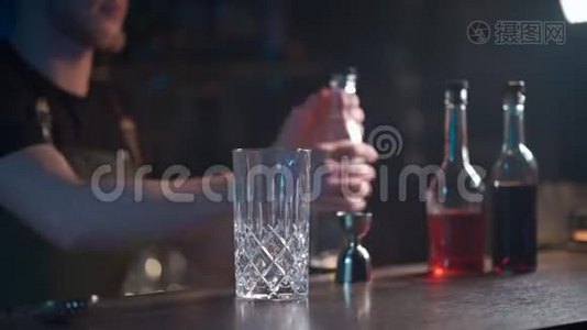 调酒师将经典的negroni鸡尾酒与朗姆酒和冰块混合视频