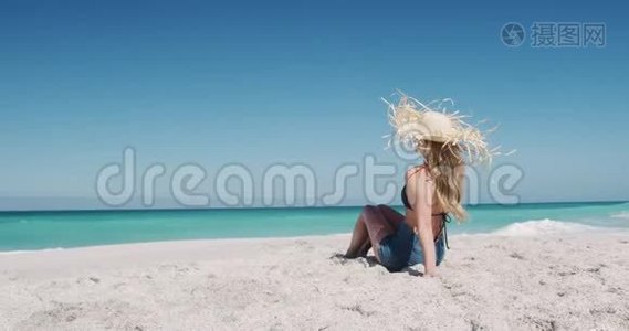 在海滩上享受自由时光的女人视频