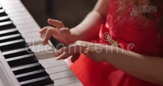 圣诞假期，小女孩或儿童专业钢琴家在美丽的白色钢琴上演奏古典音乐视频