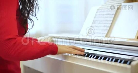 一名学生或专业钢琴家在一架漂亮的白色钢琴上演奏古典音乐，钢琴家的手视频