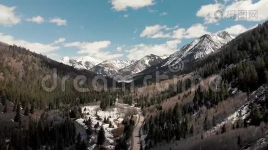 科罗拉多州阿斯彭附近的岩石山脉、森林和雪后道的风景照视频