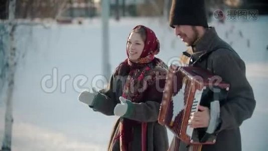 俄罗斯的传统-一个穿着传统服装的漂亮女人在手风琴的音乐中欢快地跳舞视频