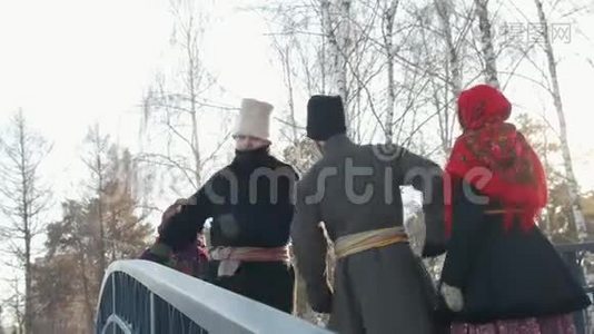 俄罗斯民间-穿着传统服装的男人在桥上跳舞视频
