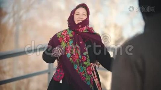 俄罗斯民间传说-穿着漂亮围巾的快乐女人正在公园里跳舞视频