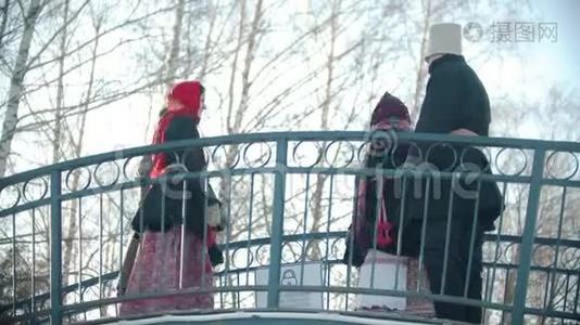 俄罗斯民间传说-俄罗斯男女正在桥上跳舞视频